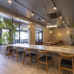 広々としたスタイリッシュなカウンター席です。コンクリート調のモダンな壁面と温かみのある照明が調和し、落ち着いた雰囲気を醸し出しています。読書を楽しんだり、自分へのご褒美ランチを楽しんだりと、周りを気にせず一人の時間を贅沢に過ごしたい時にぴったりの特等席です◎