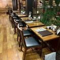 2名様でご利用いただけるカウンター席もご用意ございます。横並びができるのでご友人や恋人との利用にも最適です。もちろんおひとり様で使用してもOK！ちょっとした休憩やリラックスしたいときに是非お立ち寄りください。