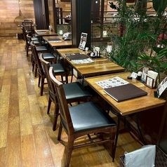 2名様でご利用いただけるカウンター席もご用意ございます。横並びができるのでご友人や恋人との利用にも最適です。もちろんおひとり様で使用してもOK！ちょっとした休憩やリラックスしたいときに是非お立ち寄りください。