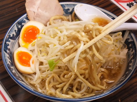 背油たっぷり！なのにアッサリ！特注極太ちぢれ麺！