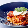 料理メニュー写真 フレッシュバジルモッツアレラチートマトソーススパゲッティ