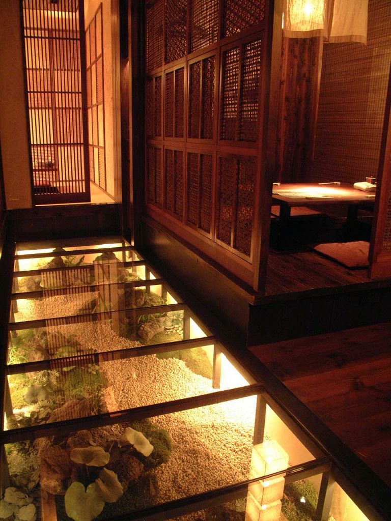 【廊下】ガラス張りの廊下。日本庭園を思わせるつくりに思わずうっとり