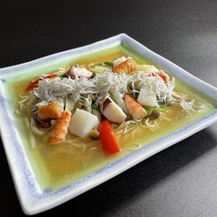 出汁しみる海鮮八宝菜と麺