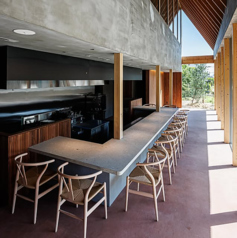 オープンキッチンのカウンターは全10席！※お一人様500円(税込)の席料を頂戴しております。