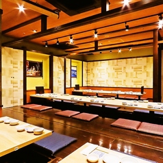 【掘りごたつでゆったり宴会】長時間の宴会でも脚を伸ばしながら寛げる掘りごたつございます。快適な空間で大人数の飲み会にもしっかり対応◎宴会向けの飲み放題付きコース料理や、幹事様にも嬉しいクーポンも多数ご用意しております！仕事終わりにも気軽にお立ち寄りください。