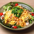 料理メニュー写真 蒸し鶏とふわふわ卵のサラダ