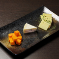 料理メニュー写真&nbsp;熟成チーズ三種盛り合わせ（ミモレット・カンボゾーラ・熟成チェダー）