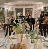 映像・音響設備を完備しております。３台のプロジェクターと4本のワイヤレスマイクもあるので、宴会の際の余興やゲームにもご利用いただけます。また、司会や音響スタッフも常駐しておりますので、宴会の進行や音響・映像のオペレートもお任せいただけます。ピアノやフルート、ギター等の生演奏もぜひお楽しみください。