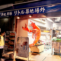 目を引く鮮やかなエビのオブジェ