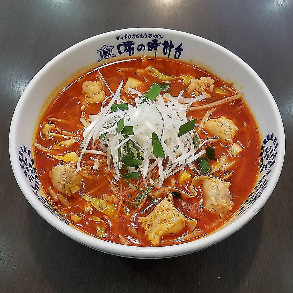 ホルモンの旨味と旨辛スープの相性抜群！ちぢれ麺にスープが絡みクセになること間違いなし♪