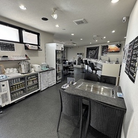 広々したテーブル席やカウンター席有り◎