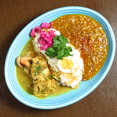 スリランカ風スパイシーチキンカレーと牛肉のキーマカレーの合盛り