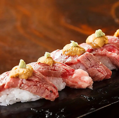 肉×ウニのマリアージュ"うにく寿司"の写真