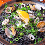 Ricottaの名物料理「イカ墨のパエリア」は、海老にイカ、アサリなど魚介の旨味たっぷりの逸品です♪