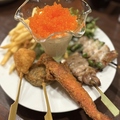 料理メニュー写真&nbsp;悪魔的ガーリックタルタル付き串盛りプレート（5種）