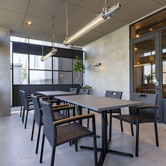 外の空気を感じながらお食事を楽しめるテラス席をご用意。シックな色合いのインテリアで統一されたお洒落な空間は、開放感抜群です◎お天気の良い日にリフレッシュしたい時など、プライベート感のある屋外スペースで特別なひとときをお楽しみください。