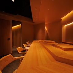 【カウンター8席】綺麗な檜の天板が魅力のカウンター席は、最もお勧めのお席です。