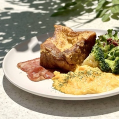 ベーコンエッグフレンチトーストの写真