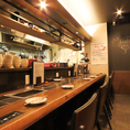 ライブ感溢れるカウンター席あり。お一人様でのサク飲みや焼肉も大歓迎！