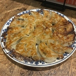 福島名物の円盤餃子はカリッと香ばしく焼き上げた一品。お酒との相性もぴったりな自慢の美味しい味！