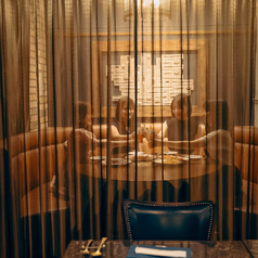 【半個室で優雅なひととき】カーテンで仕切られた落ち着きある半個室は、4~6名様でゆったり寛げるラウンド型ソファ席。アンティーク調のインテリアと柔らかな灯りがプライベート感を演出し、記念日や誕生日、女子会など大切なひとときに最適。周囲を気にせず会話も弾む、特別な時間をお過ごしください。