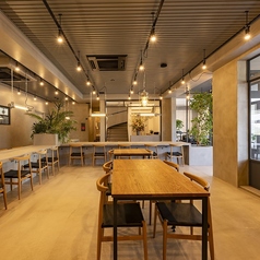 使い勝手の良いテーブル席を完備しております。木の質感を活かしたシンプルで清潔感のあるデザインが、店内の洗練された雰囲気を引き立てます。人数に合わせてレイアウトの変更も可能ですので、少人数でのご会食からちょっとした集まりまで、幅広いシーンで快適にご利用いただけます。