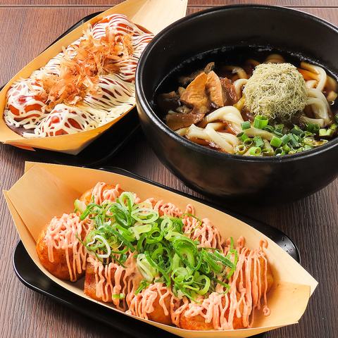翌朝5時迄営業中！本場大阪のたこ焼きやかすうどんをご提供♪お酒に合うアテも多数◎