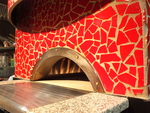 500℃の高温で一気に焼きあげる！CONA自慢の窯焼きピザは30種類以上のメニューをご用意！