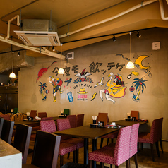 4名様がけのテーブル席です。開放感があり、気持ちよくお過ごしいただけます◎