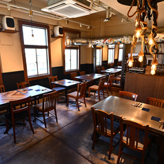 こちら窓際テーブル席です。1日2組限定で確約のご予約がとれます。空き状況は直接お店にお問合せください。