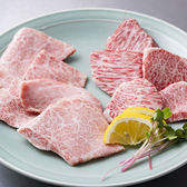 【焼肉すう】は、活気に満ち溢れたにぎやかな雰囲気で焼肉をお楽しみいただけます♪昭和レトロな内装や雰囲気とネオンの照明が、懐かしさを感じさせてくれます♪気軽に立ち寄れる親しみやすい焼肉店になります♪