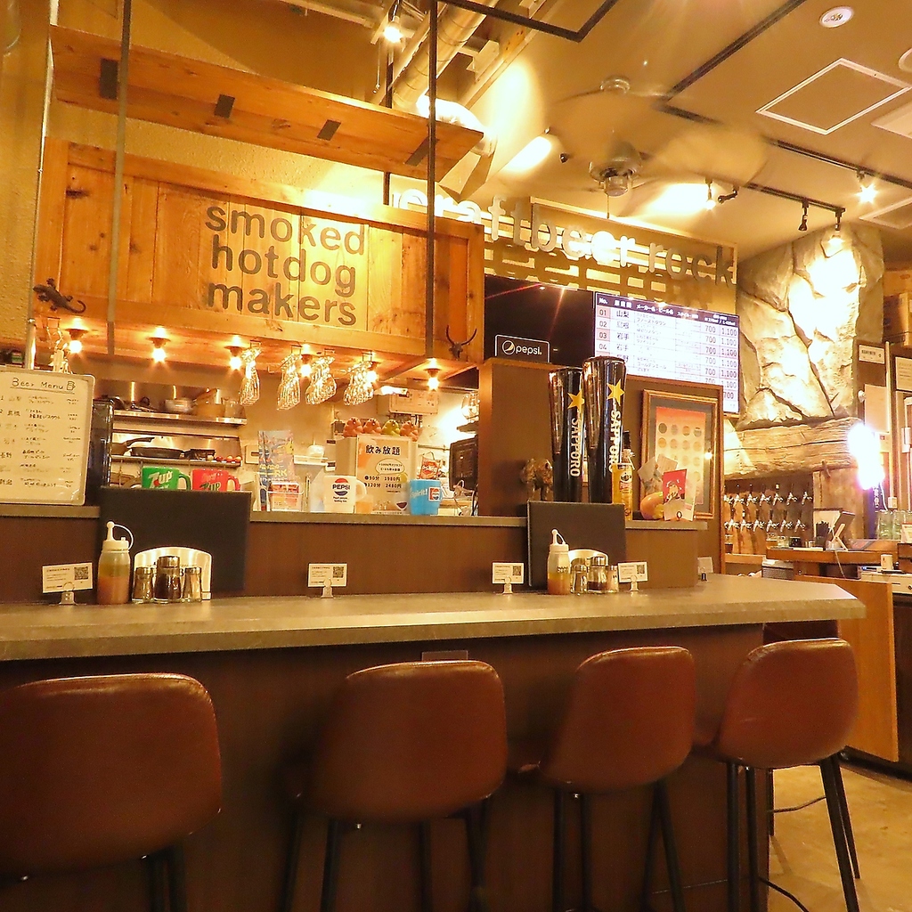 お一人様も大歓迎♪サクッと立ち飲みもできるカウンター席や大人数OKのテーブル席もご用意しています