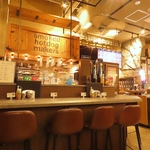 お一人様も大歓迎♪サクッと立ち飲みもできるカウンター席や大人数OKのテーブル席もご用意しています