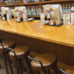 お一人様でもふらっと立ち寄りやすいカウンター席をご用意しています。仕事帰りのサク飲みや、親しい方とのサシ飲みにもぴったりな特等席です。調理の気配を感じながら、自分だけの時間をゆったりとお楽しみください♪