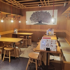 重厚感や高級感は控えめにし、いつでも気軽にお立ち寄りいただける空間づくりをしております。