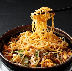 うま辛スープで食べる　牛肉のユッケジャンラーメン／まろやかなコクが自慢の　カルビスープラーメン