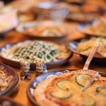 飲み放題付きコースや単品飲み放題など、各種コース料理もご用意しております。宴会はコース料理で◎