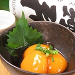 新鮮な高知のブランド卵の黄身を丸一日醤油に漬け込んだ「ゆず玉醤油づけ」は印象に残る濃厚な味わい