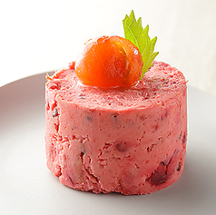 ベーコンと煮卵の赤いポテトサラダ