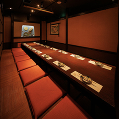 和の趣き溢れる店内は大人の為の落ち着いた雰囲気となっております。8名様でご利用可能なテーブル席は土浦での接待や女子会、合コンなど各種宴会に最適なプライベート個室空間♪お得な宴会コースプランもご予算に合わせて3500円~ご用意。誕生日や記念日にお得なサプライズ特典もご用意しております。