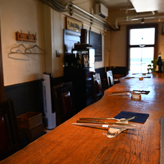 お洒落な店内の中にあるテーブル席。こちらは近くにレコード機(実際に音楽が流れています♪)があったり、お洒落な小物で装飾があったり、フォトジェニックな空間。