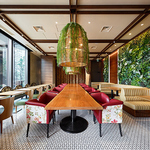 全面ガラス張りで緑豊かなテラスが広がる開放的な店内。海外リゾートのような洗練された雰囲気です。