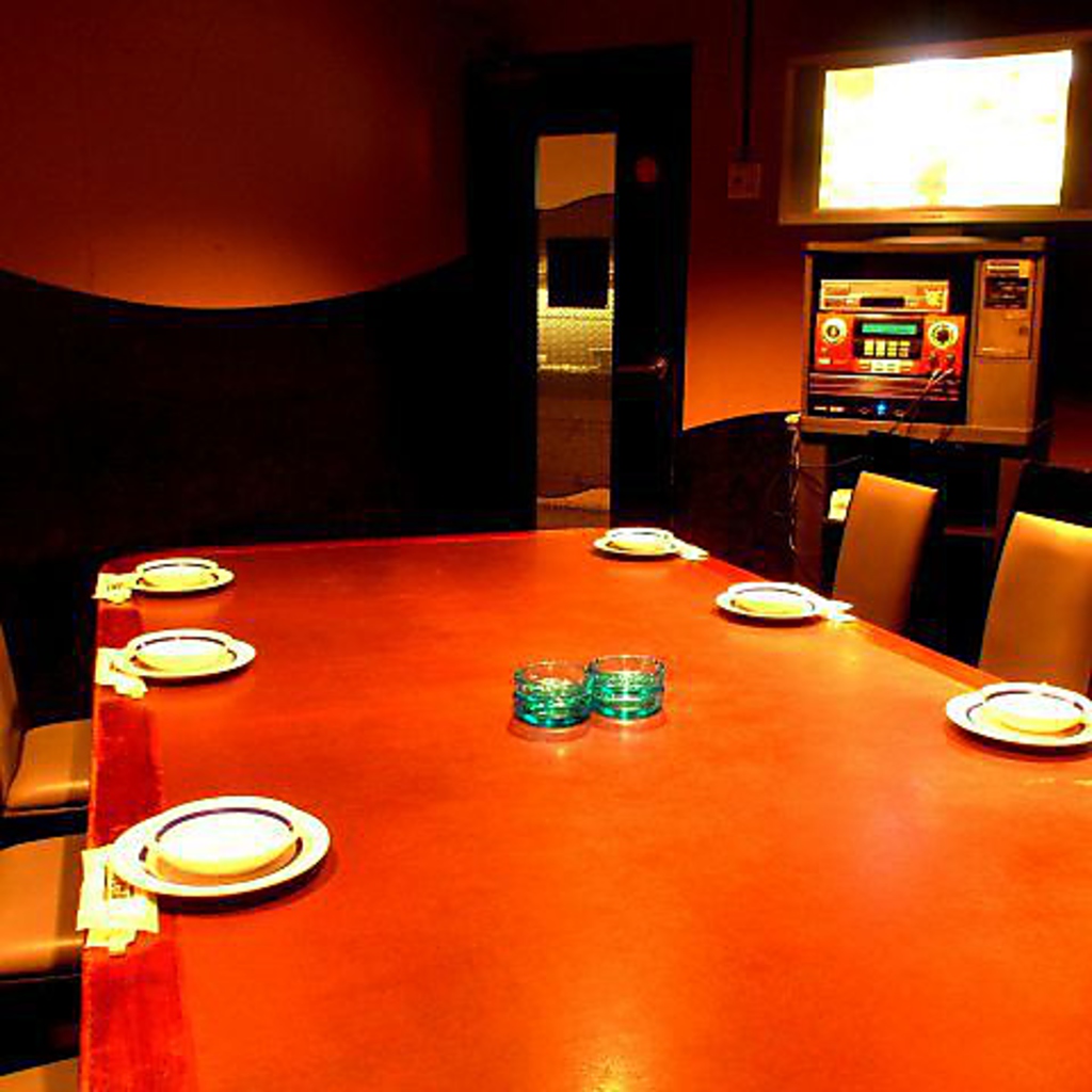 カラオケ兼テレビ付の個室は宴会を盛り上げて盛り上げてくれること間違いなし！