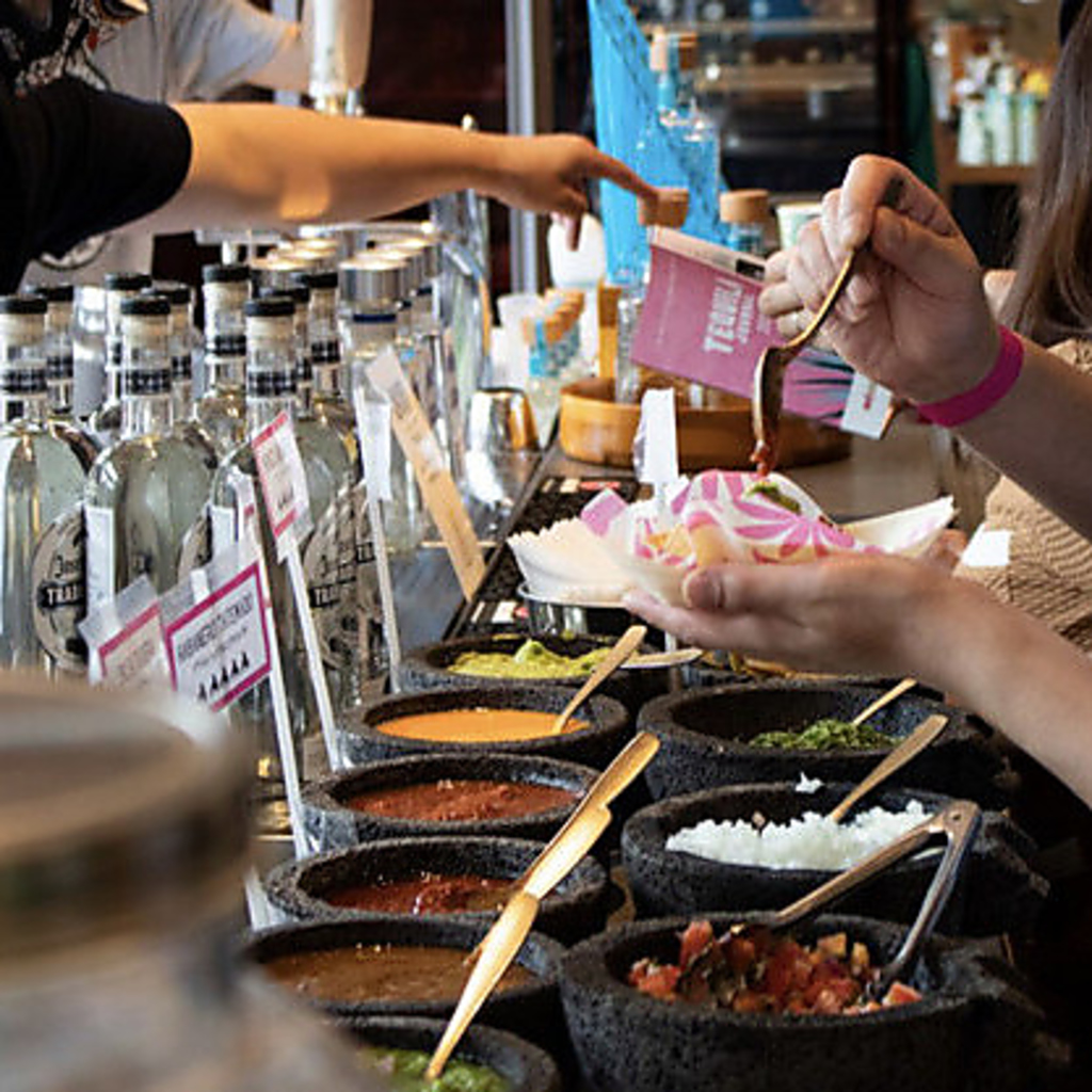 乾燥トウモロコシから一枚ずつ手作りする本格トルティージャ。本場メキシコの味をぜひご堪能下さい。