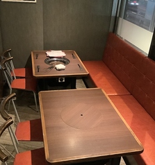 ソファテーブル席がゆったりした時間を演出♪少人数～大人数まで様々なシーンでご利用頂けます。仲間とワイワイ気兼ねなく楽しめるお席です