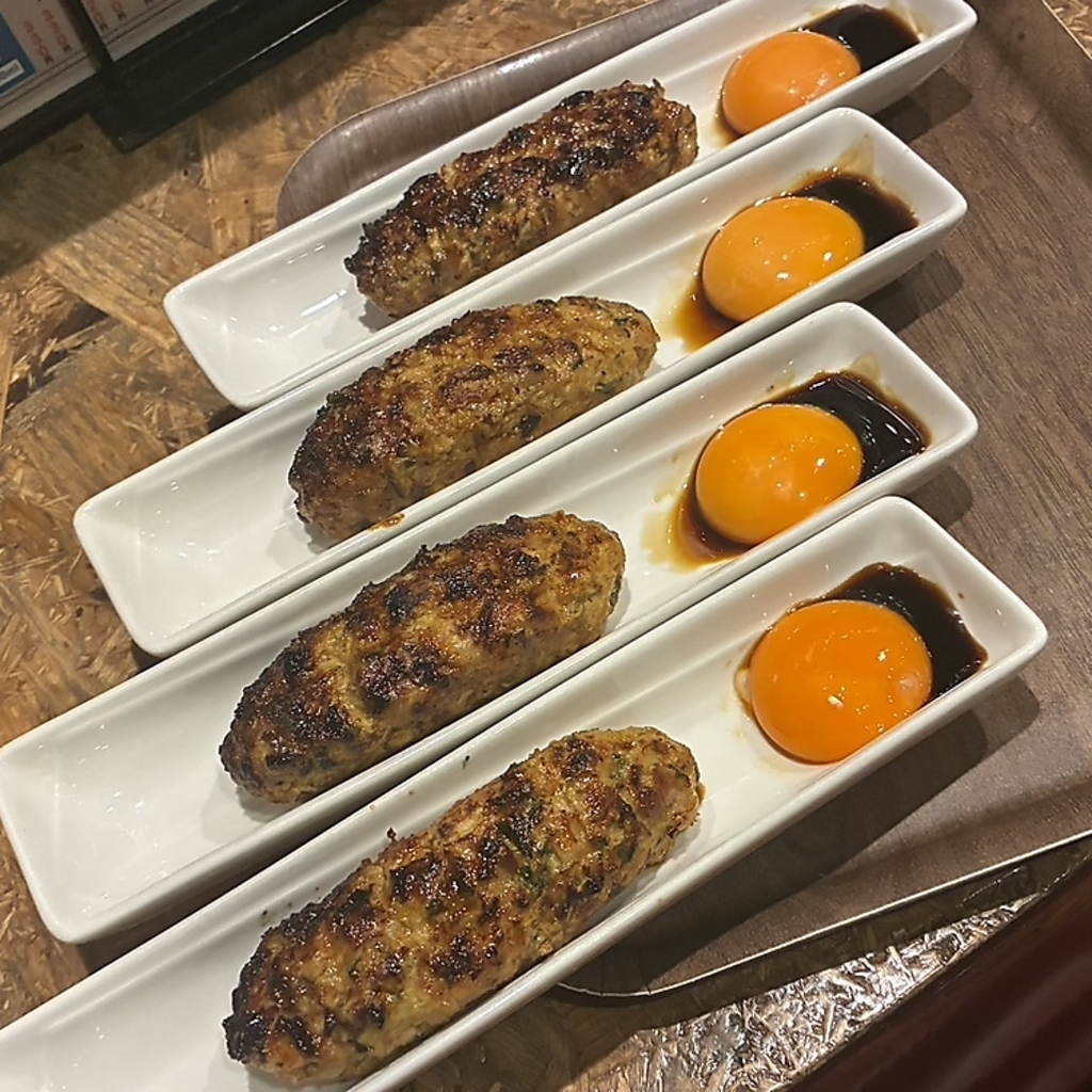 濃厚な卵黄を絡めて楽しむ月見つくね。香ばしい香りが食欲をそそるお酒が進む人気のメニューです！