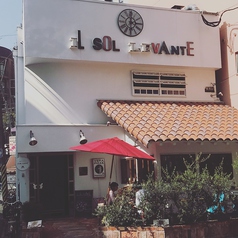 駅徒歩5分の一軒家レストラン☆白い壁と赤いパラソルが目印です!