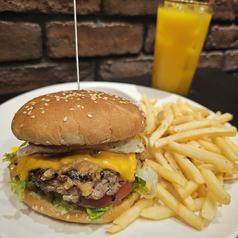 食べ応え抜群のオリジナルハンバーガー！