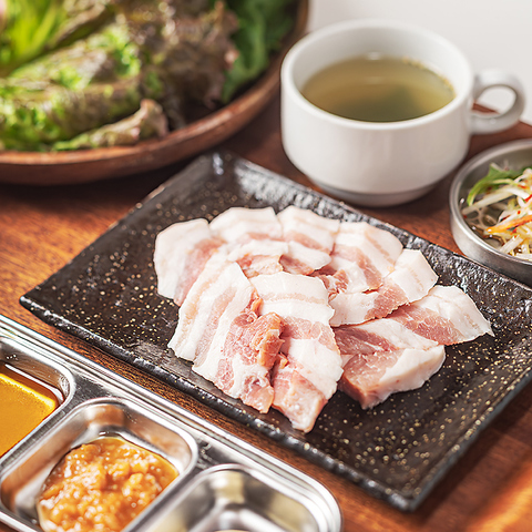 新メニュー登場！鹿児島産ブランド豚のサムギョプサルに50種以上の韓国料理食べ放題！