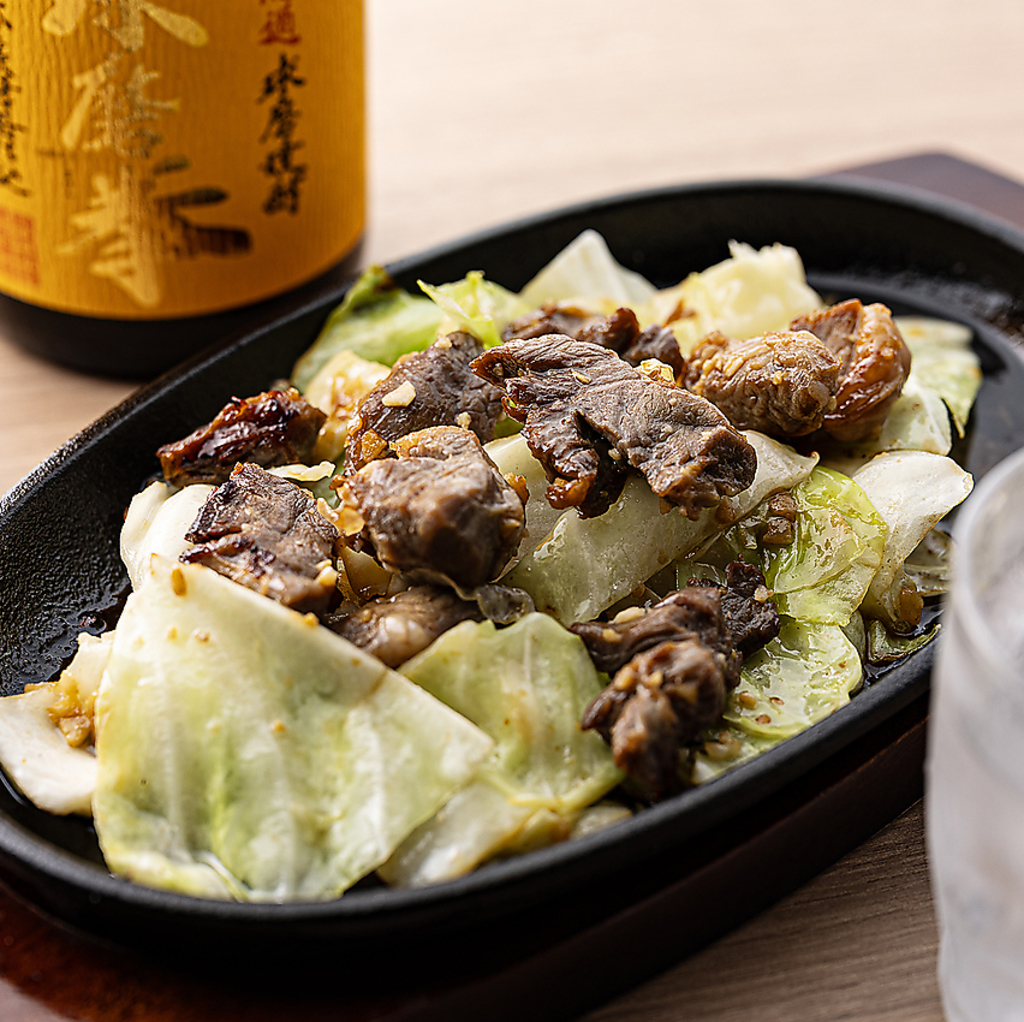 ジュワ～ッ！熱々鉄板で踊る肉とキャベツ。秘伝の辛味噌を絡めて頬張れば、ビールが止まらない！